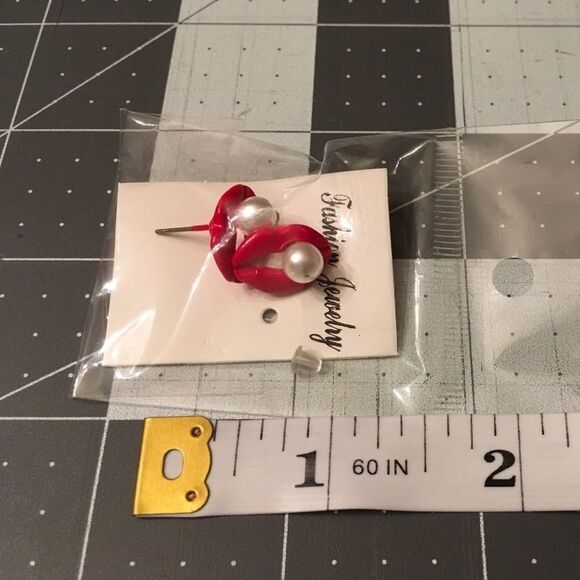 Lips and Pearls Earrings💋 - Picture 2 of 2